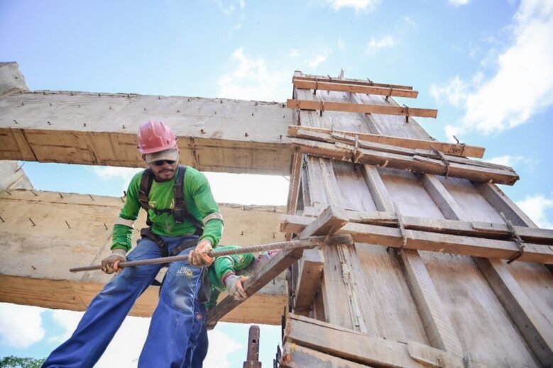 Trabalhadores seguem com serviços na obra da ponte - Foto Diego Gurgel/Secom